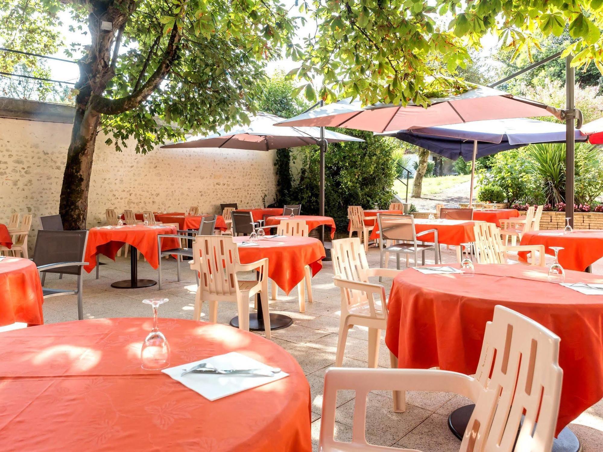 Hotel Restaurant La Boule D'Or Barbezieux-Saint-Hilaire Exterior photo